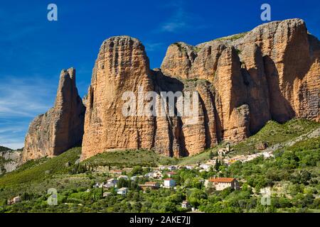 Los Mallos de Riglos, rocce scolpite in Aragona, Spagna. Foto Stock
