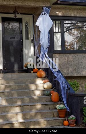 Zucche di Halloween e decorazioni sui gradini di fronte di una casa Foto Stock