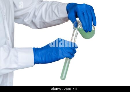 Gli scienziati maschio miscelazione di reagenti in condizioni di laboratorio Foto Stock