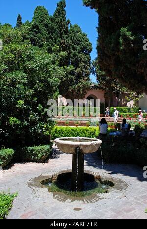 Piccola fontana nel cortile del fornitore giardini presso il castello di Malaga, Malaga, provincia di Malaga, Andalusia, l'Europa. Foto Stock