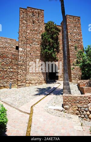 Portale ad arco nel cortile dei fornitori al castello di Malaga, Malaga, provincia di Malaga, Andalusia, Spagna, Europa occidentale. Foto Stock