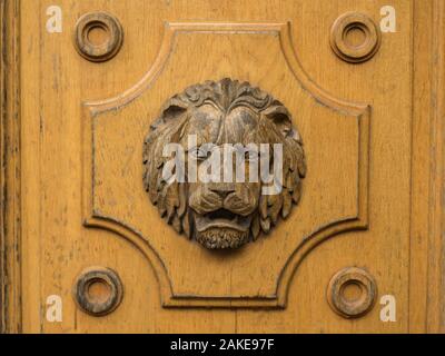 Lion rilievo in legno, parte di una vecchia porta. Foto Stock