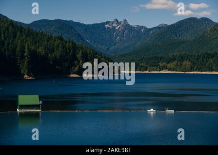 Il Capilano River e la montagna Lions al tramonto Foto Stock