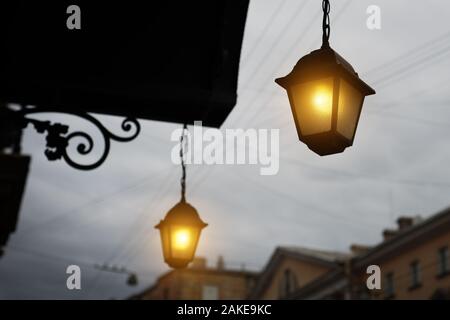 Antico giardino luci con batteria solare. Closeup shot Foto Stock
