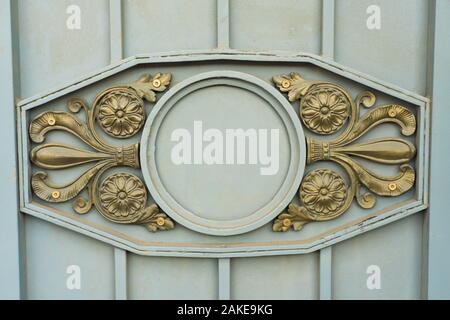 Dettaglio di un antico ferro battuto balcone con metallo forgiato elementi decorativi Foto Stock