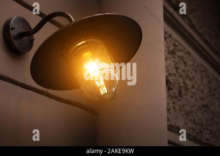 Antico giardino luci con batteria solare. Closeup shot Foto Stock