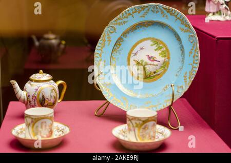 Un antico gruppo di teiere in ceramica, tazze piattini su un tavolo di legno. La cerimonia del tè. Foto Stock