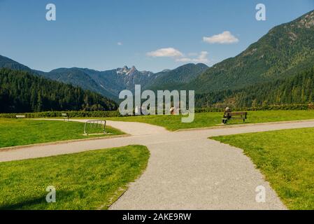 La British Columbia, Canada - settembre, 2019 - fiume Capilano e lions di montagna con i turisti Foto Stock