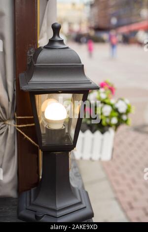 Antico giardino luci con batteria solare. Closeup shot Foto Stock