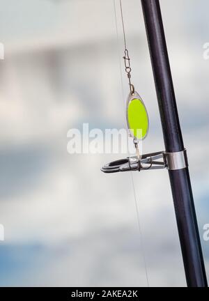 La pesca baubles closeup sull'asta contro il cielo Foto Stock