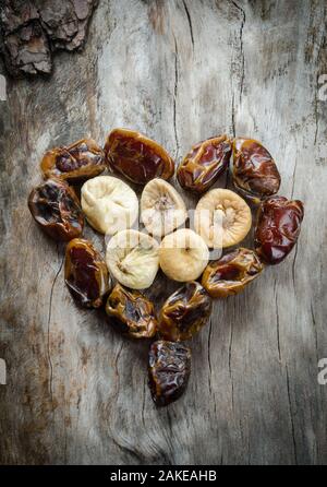 Assortimento di fichi secchi e di date in forma di cuore. Primo piano Foto Stock