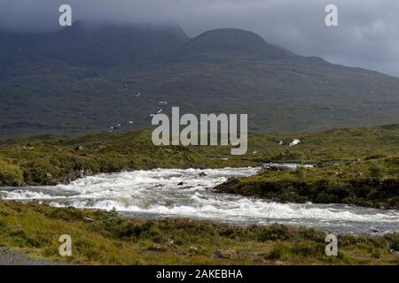 Fiume Sligachan nell ondata con Cuillin Hills, Isola di Skye, Western Isles; Scozia Scotland Foto Stock