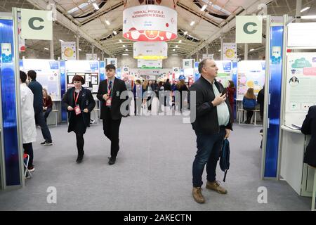 Dublino. Il 9 gennaio, 2020. Le persone che frequentano un giovane scienziato ed esposizione di tecnologia di Dublino, in Irlanda, 8 gennaio, 2020. BT ai giovani scienziati e tecnologia Exhibition 2020, quattro giorni di scienza e tecnologia la concorrenza irlandese per gli studenti della scuola secondaria, aperto qui il mercoledì. Credito: Xinhua/Alamy Live News Foto Stock