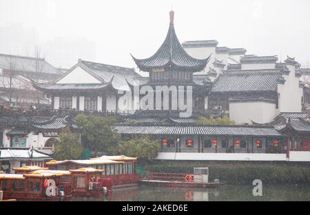 Jiangsu, Jiangsu, Cina. Il 9 gennaio, 2020. Jiangsu, Cina-la prima nevicata del 2020 è visto in Nanjing East cinese della provincia di Jiangsu, gen. 9, 2020.La neve pesante causato disagi ai cittadini in viaggio. Credito: SIPA Asia/ZUMA filo/Alamy Live News Foto Stock