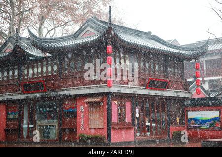 Jiangsu, Jiangsu, Cina. Il 9 gennaio, 2020. Jiangsu, Cina-la prima nevicata del 2020 è visto in Nanjing East cinese della provincia di Jiangsu, gen. 9, 2020.La neve pesante causato disagi ai cittadini in viaggio. Credito: SIPA Asia/ZUMA filo/Alamy Live News Foto Stock