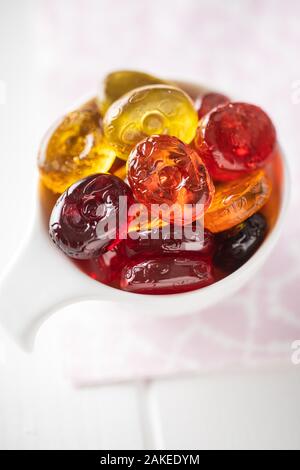 Dolci caramelle colorate. Bonbons di fruttato. Foto Stock