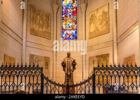 Madrid, Spagna - 1 Novembre 2019: Cappella di San Josemaría Escrivá de Balaguer nella cattedrale di Almudena in Madrid. Egli fu il fondatore dell Opus Dei Foto Stock