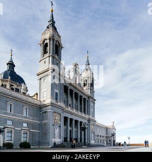 Madrid, Spagna - 1 Novembre 2019: Cattedrale di Almudena, Santa Maria la Real de La Almudena, è una chiesa cattolica e la sede della Cattolica Romana Arch Foto Stock