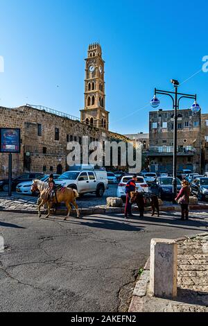 La torre dell'orologio di Khan al-Umdan Foto Stock