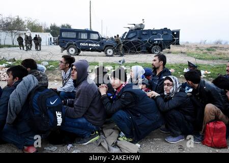 I rifugiati di attendere per passare il greco confine macedone all'interno dell'improvvisato campo profughi di Idomeni nel nord della Grecia. Foto Stock