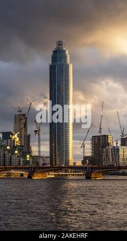 LONDRA, Regno Unito - 20 FEBBRAIO 2019: St George Wharf Tower (nota anche come Vauxhall Tower) un grattacielo residenziale nello sviluppo di St George Wharf Foto Stock