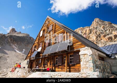 Pannelli solari sul Cabanne D' Orny nelle alpi svizzere, la fornitura di energia elettrica per questo off grid rifugio a oltre 10.000 piedi. La Svizzera, Agosto 2014 Foto Stock