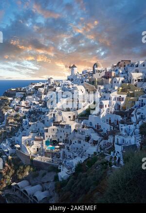 Il tramonto di Oia (Ia), Cicladi isola di Thira, Santorini, Grecia. L'insediamento di Oia era stato citato in vari resoconti di viaggio prima della beg Foto Stock