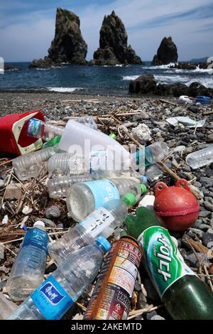 Bottiglie di plastica e di altri rifiuti, alcuni con scrittura coreana, su una spiaggia nella prefettura di Yamaguchi, Chugoko, Honshu, Giappone. Giugno 2018. Foto Stock