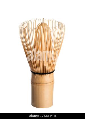 Il bambù Matcha Tea frusta anche sapere come chasen. Isolato su sfondo bianco. Chasen utilizzare per il giappone green tea match Foto Stock