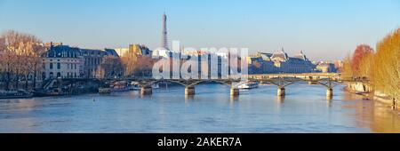 Parigi, il Pont des Arts sulla Senna, bellissimo panorama con case galleggianti sul molo Foto Stock