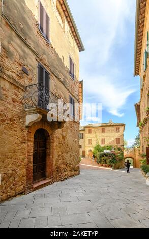 Centro storico di Pienza in Toscana dell'Italia. Gli edifici e le strade del villaggio. Foto Stock