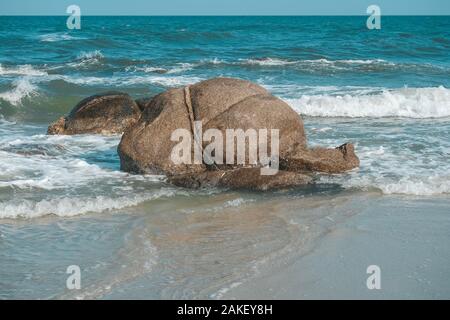 Big Stone con onde del mare sulla spiaggia di Hua Hin, Prachuap Khiri Khan, Thailandia. Toni pastello. Foto Stock