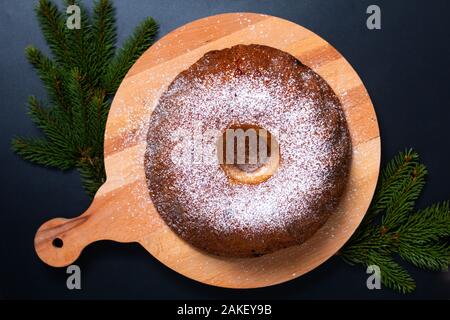 Concetto di cibo in casa Gugelhupf, Guglhupf, Kugelhopf, kouglof bundt torta lievito dell Europa Centrale su sfondo nero Foto Stock
