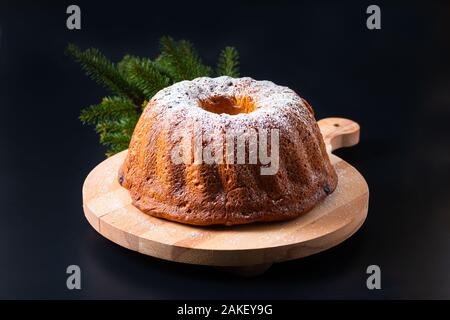 Concetto di cibo in casa Gugelhupf, Guglhupf, Kugelhopf, kouglof bundt torta lievito dell Europa Centrale su sfondo nero Foto Stock