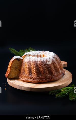 Concetto di cibo in casa Gugelhupf, Guglhupf, Kugelhopf, kouglof bundt torta lievito dell Europa Centrale su sfondo nero Foto Stock