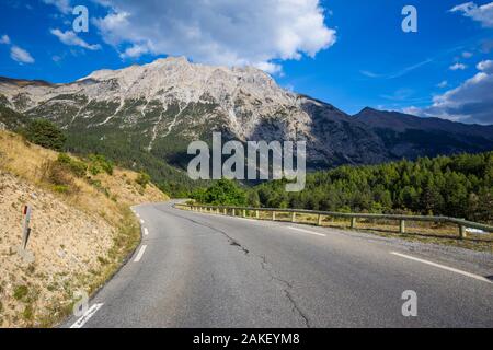 Strada panoramica nelle montagne delle Alpi. Strada vuota Foto Stock