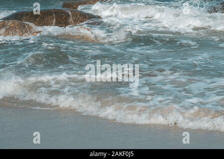 Sea Wave con pietra sulla spiaggia di Hua Hin, Prachuap Khiri Khan, Thailandia. Toni pastello. Foto Stock