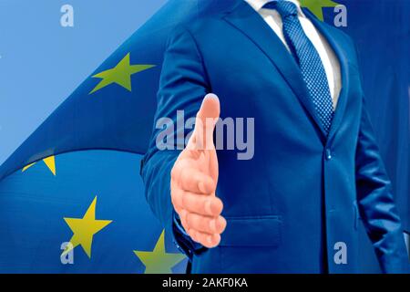 Uomo politico europeo o business man mano aperta pronta per la saldatura di una trattativa, stringono le mani, bandiera UE brexit concetto della trattativa. Unione europea accordo commerciale. Foto Stock