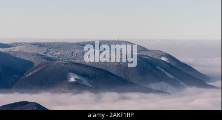 Inverno congelati Moravskoslezske Beskydy montagne con Radhost collina dal Lysa Hora hill in Repubblica Ceca Foto Stock