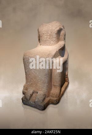 Arcaico greco ancinet statua in marmo di un seduto Artemis, circa 640 BC fom Asea, Arcadia. Atene Museo Archeologico Nazionale cat n. 6. La seduto Foto Stock