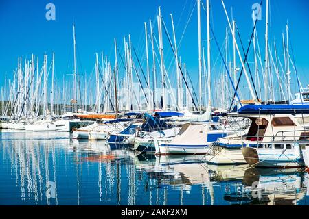 Yacht e Barche a vela ancorate in materie in marina nella città di Biograd na Moru, mare Adriatico in Croazia Foto Stock