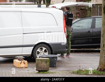 Mainz, Germania. 9 Gen, 2020. Una scatola di legno è in piedi di fronte a una polizia veicolo d'emergenza di fronte alla sede della polizia. La scatola è stato consegnato presso il quartier generale della polizia in Mainz ed è stato classificato come sospetto da parte dei servizi di emergenza. Lo scopo è attualmente fissato di fronte al quartier generale della polizia. Credito: Andreas Arnold/dpa/Alamy Live News Foto Stock