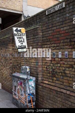 Pubblicità in London street e la vendita di dischi in vinile in un mercato Foto Stock