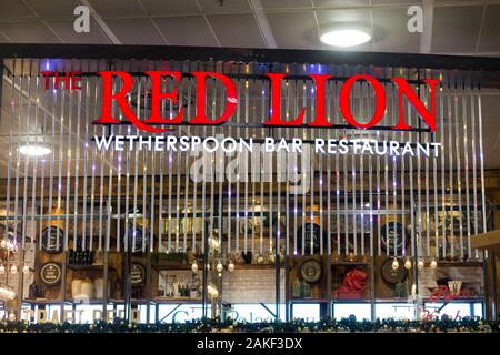 Firma / segnaletica presso il Red Lion Wetherspoon / Wetherspoons Pub / ristorante / Public House, presso l'aeroporto di Londra Gatwick North Terminal, Crawley. REGNO UNITO. (115) Foto Stock