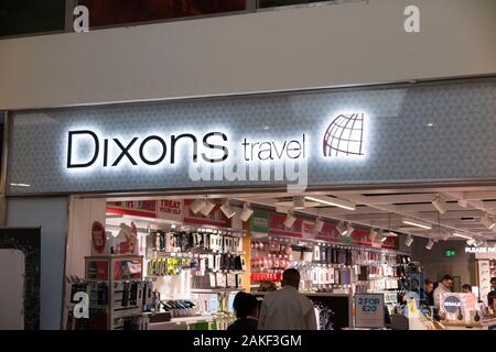 Dixons Travel shop / airside retail store all'aeroporto di Gatwick North Terminal. Londra. REGNO UNITO. (115) Foto Stock