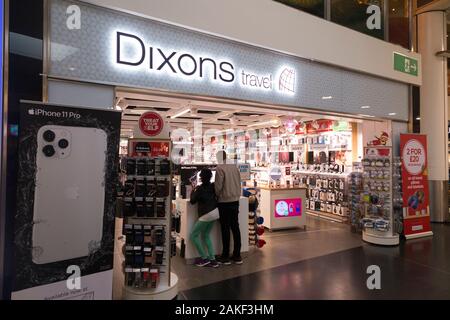 Dixons Travel shop / airside retail store all'aeroporto di Gatwick North Terminal. Londra. REGNO UNITO. (115) Foto Stock