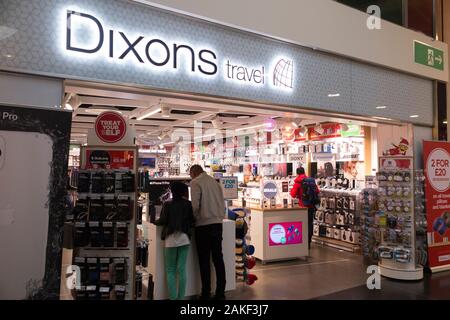 Dixons Travel shop / airside retail store all'aeroporto di Gatwick North Terminal. Londra. REGNO UNITO. (115) Foto Stock