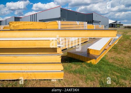 Materiale di isolamento in attesa di essere utilizzati su un industriale sito in costruzione Foto Stock