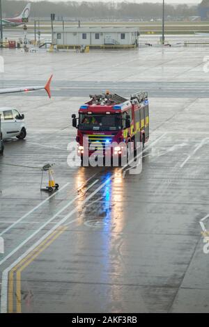 Motore antincendio / apparecchio / soccorritori di emergenza / personale di pronto soccorso / assistenti di primo soccorso, assistere ad un aereo / aereo / aereo dopo che un passeggero è diventato malato / preso in condizioni di salute durante un volo in entrata per l'aeroporto. Un’ambulanza di emergenza ha poi preso parte. INGHILTERRA (115) Foto Stock