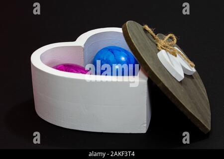 Bianco ciotola di legno con buten uova di Pasqua Foto Stock